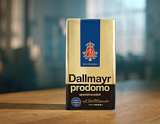 Čierna filtrovaná káva v šálke Dallmayr s nápisom „I love prodomo“