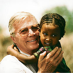 Карлгайнц Бьом із дитиною з Ефіопії