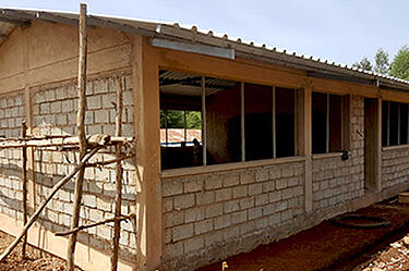 Hrubá stavba školy v Etiópii