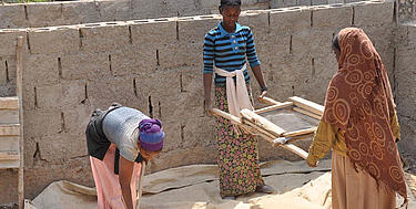 Kolm Etioopia töölist abistavad ehitusplatsil