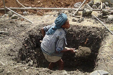 Etiópsky pracovník kope jamu