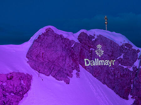 Ružovo osvetlený Zugspitze s logom Dallmayr pre Alpenbaristu 2019