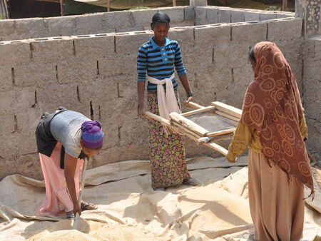 Trīs etiopiešu strādnieces palīdz būvlaukumā
