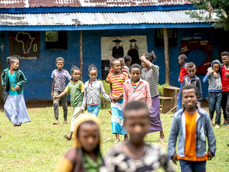 Wiele etiopskich dzieci przed szkołą
