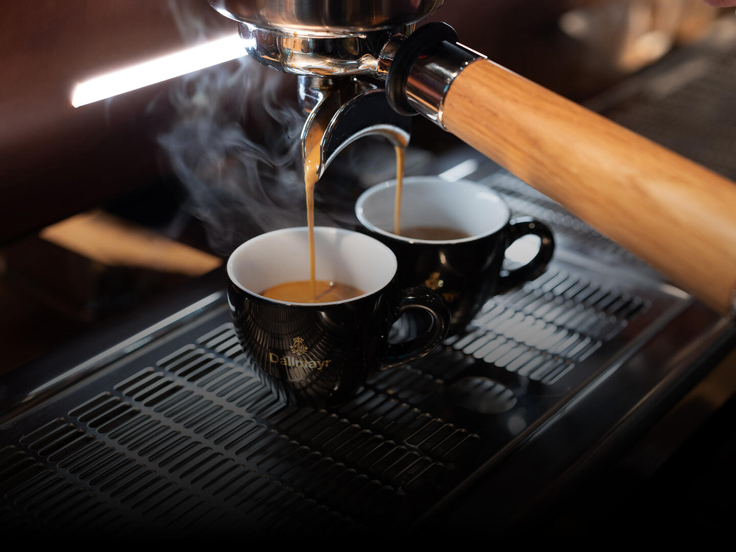 Dallmayr Espresso d'Oro trece printr-un filtru în două cești de espresso